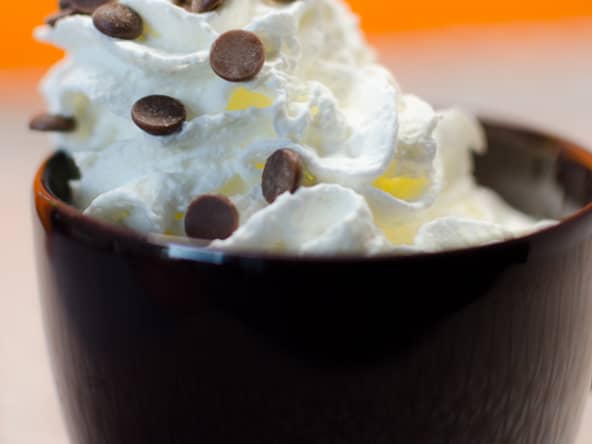 Mug cake au beurre de cacahuètes et à la chantilly