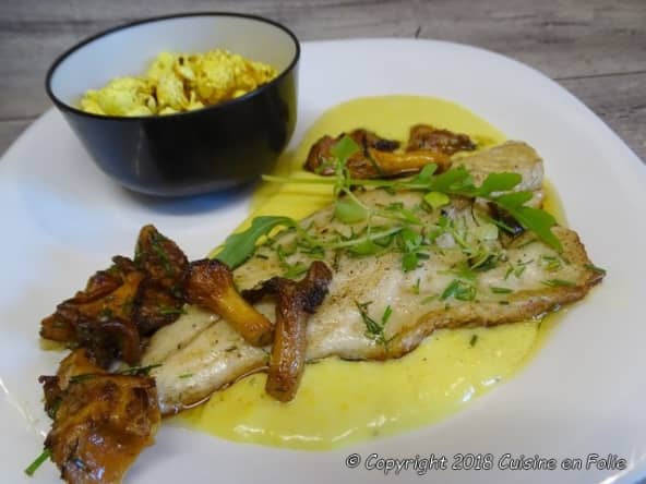 Poisson : un filet de daurade grillé sur purée de maïs et poêlée de girolles