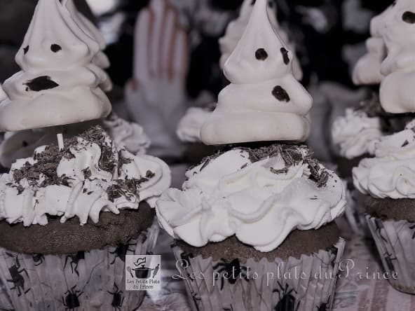 Horribles cupcakes d'Halloween et petits fantômes