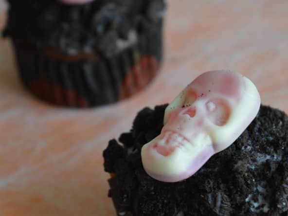 Terrifiant cupcakes d'Halloween aux deux chocolats