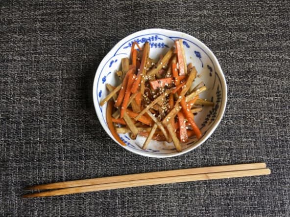Kinpira gobo du Japon : racines de bardane et carottes braisées