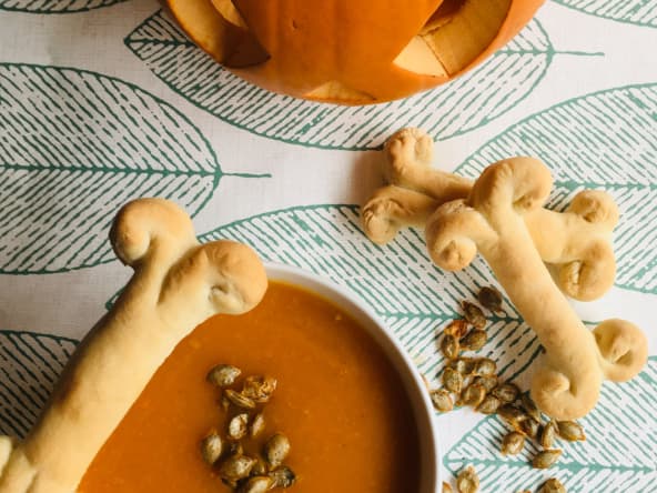Soupe d’Halloween citrouille, carottes et orange et ses gressins maison