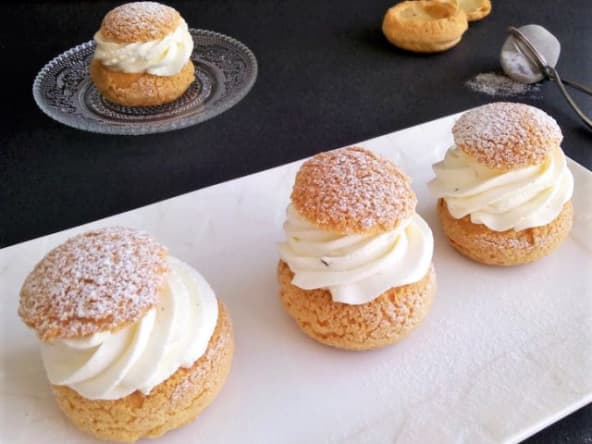 Délicieux choux à la crème chantilly