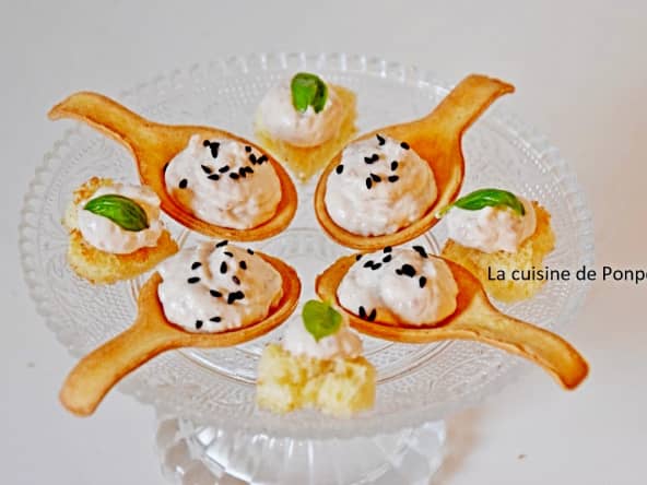 Amusette garnie de crème de foie de morue et toast au pâté de campagne au foie gras