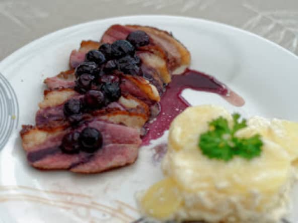 Magret de canard aux myrtilles et vinaigre de Xérès, gratin dauphinois