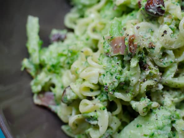 Salade de pâtes au brocoli, au jambon cru grillé et aux noisettes