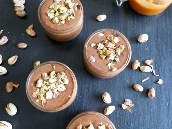 Mousse au chocolat express, pistache et caramel