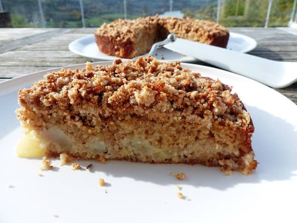 Crumb'cake poires, amandes et noisettes pour le goûter