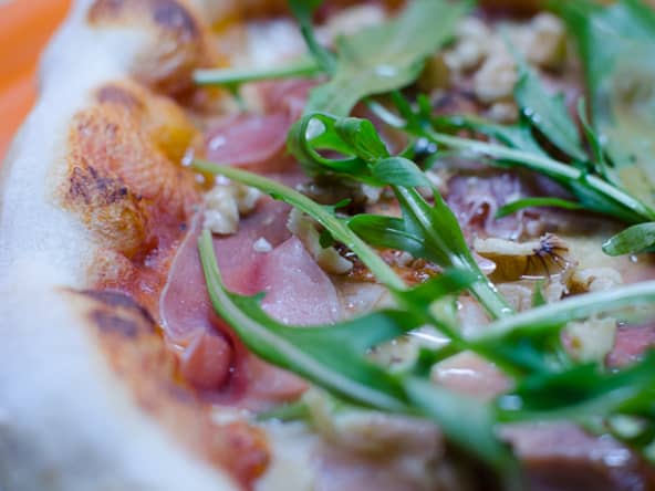 Pizza au jambon serrano, à la roquette et aux noix