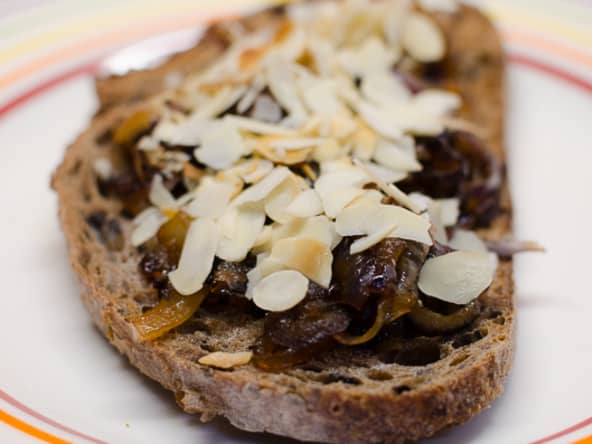 Bruschetta aux oignons caramélisés et aux amandes