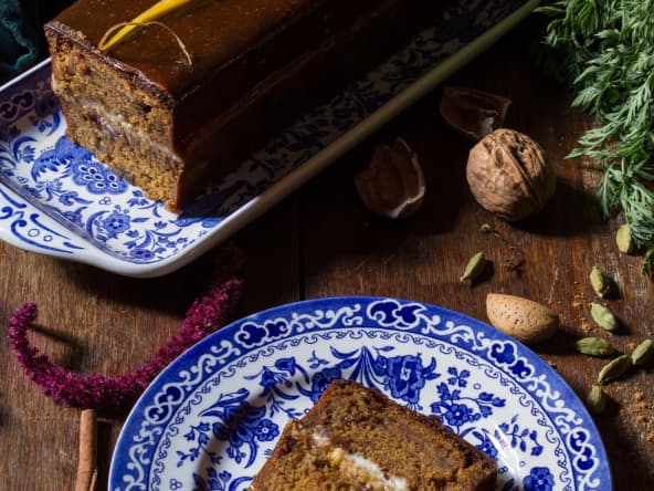 Notre cake aux carottes et aux épices, praliné de fruits secs et glaçage au caramel