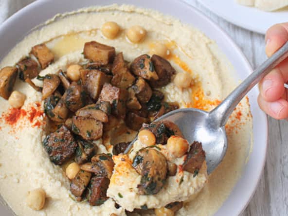 Houmous crémeux sans huile, champignons et seitan poêlés