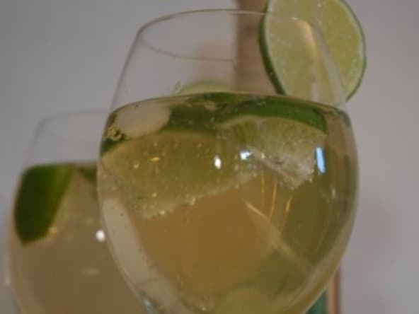 Cocktail Hugo au Prosecco, menthe, citron et fleurs de sureau, 