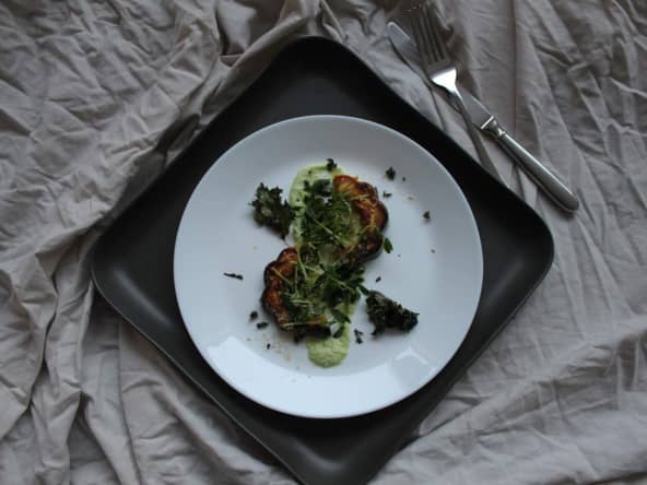 Courge rôtie au beurre de miso, purée d'edamame et chips de kale au gomasio