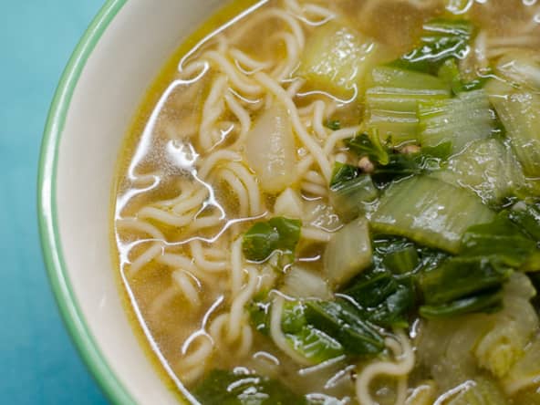 Soupe asiatique au pak choi et aux nouilles chinoises