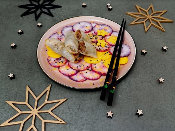 Nems de canard aux raisins, carpaccio de légumes croquants, sauce au sésame