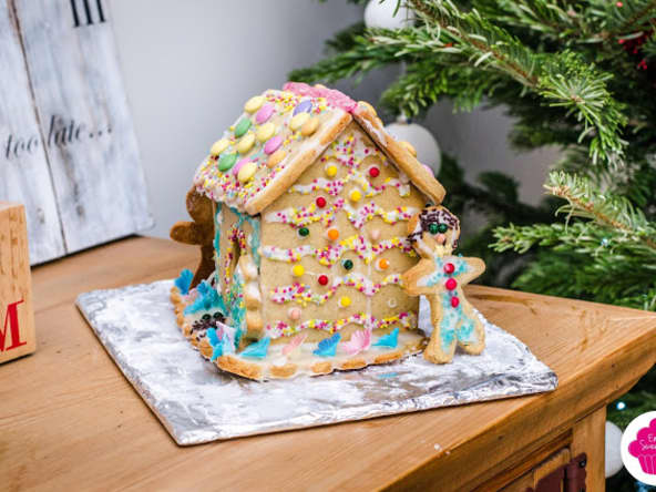 Avent : Maison en pain d'épices décorée avec glaçage et bonbons