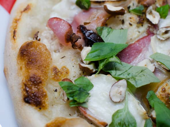 Pizza au bacon, aux pruneaux et aux noisettes