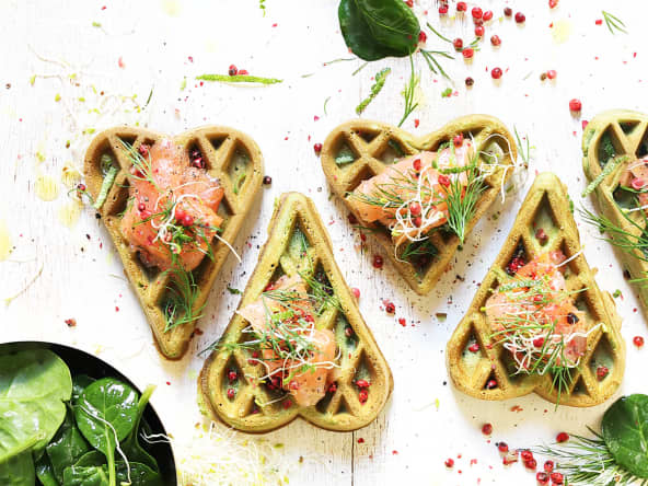 Gaufres aux épinards, saumon, aneth et baies rouges