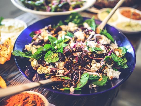 Salade anti-gaspi au chapon, foie gras, figues, truffe