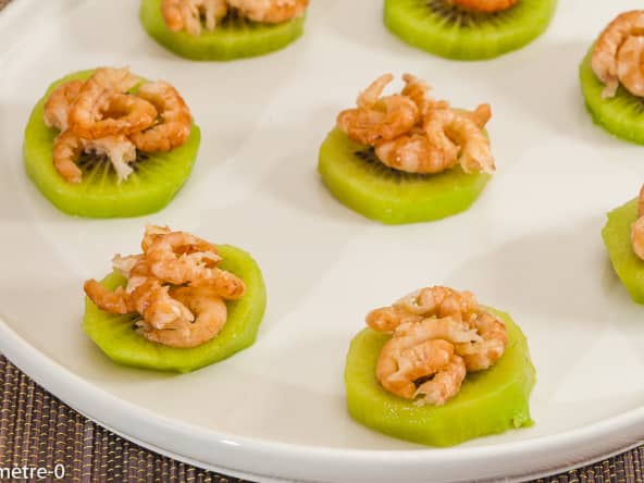 Bouchées de kiwi aux crevettes grises