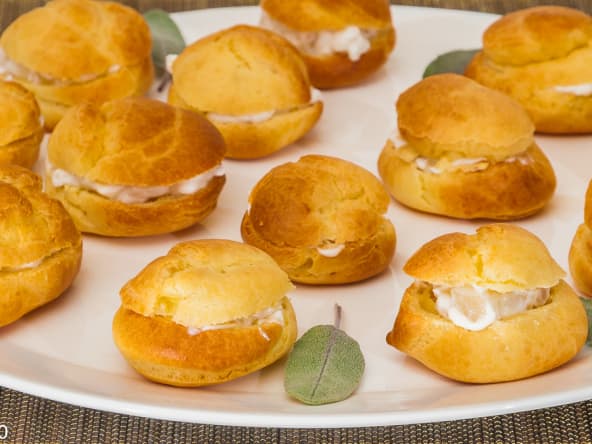 Choux salés au gorgonzola, ricotta et poires pour l'apéritif 
