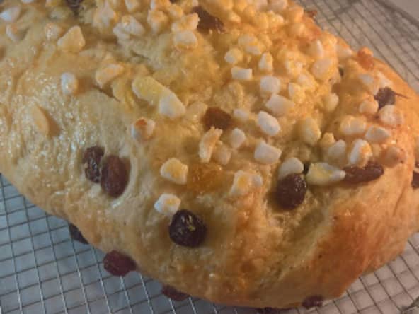 Brioche au sucre perlé et raisins secs