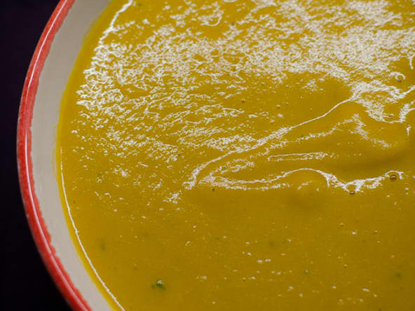 Velouté de patates douces et de pak choi au curry