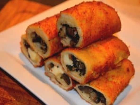 Roulé de pain de mie au fromage et aux champignons pour l'apéro