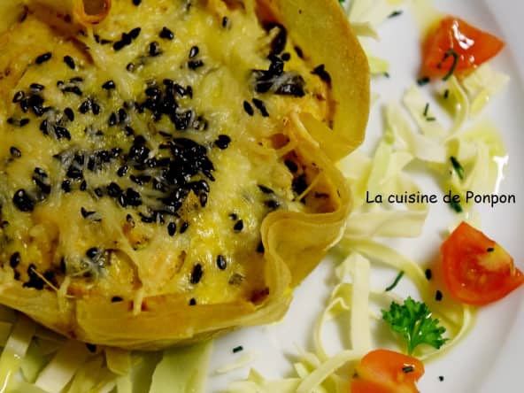 Tartelette de brick au thon parsemée de graines de sésame noir