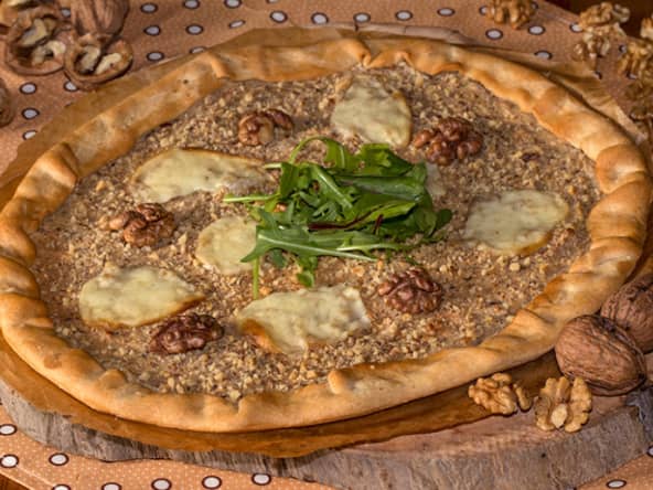 Pizza fine comme une rustique aux noix et scarmoza fumée