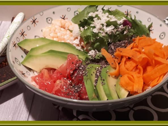 Buddha Bowl healthy à l'avocat et aux crevettess
