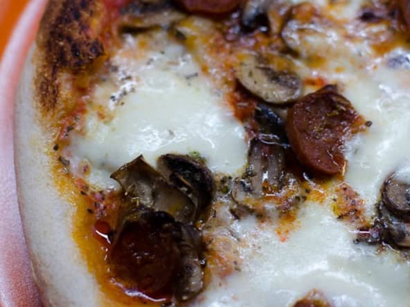 Pizza aux champignons et au chorizo