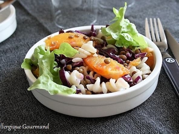 Salade de pâtes, lentilles, chou rouge et orange