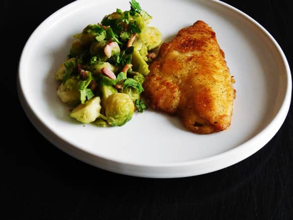 Filet de limande préparé façon meunière et accompagné de choux de Bruxelles au lard