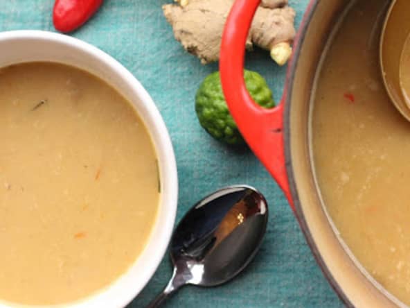 Soupe à l'oignon aux saveurs thaïes : lait de coco, piment, combava