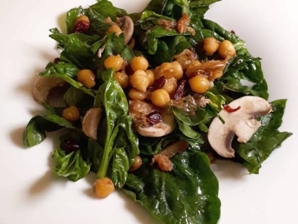 Salade d'épinards et champignons, canneberges, pois chiches sautés au cumin