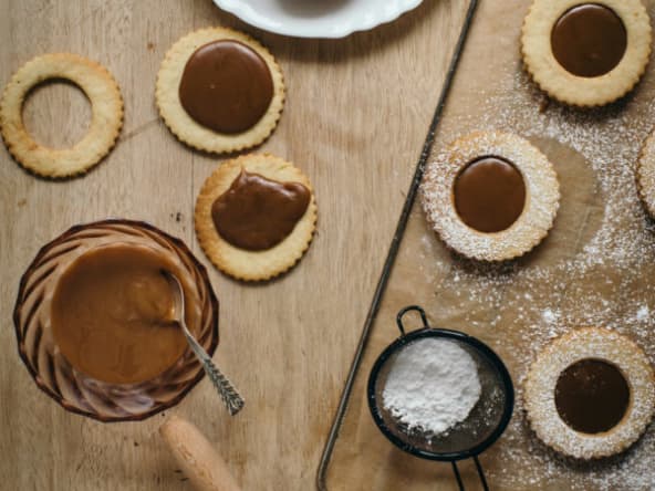 Linzer cookies tonka et caramel au beurre salé pour les fêtes