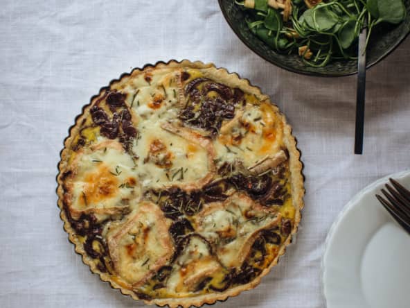 Tarte comfort food aux pommes de terre, oignons confits et taleggio