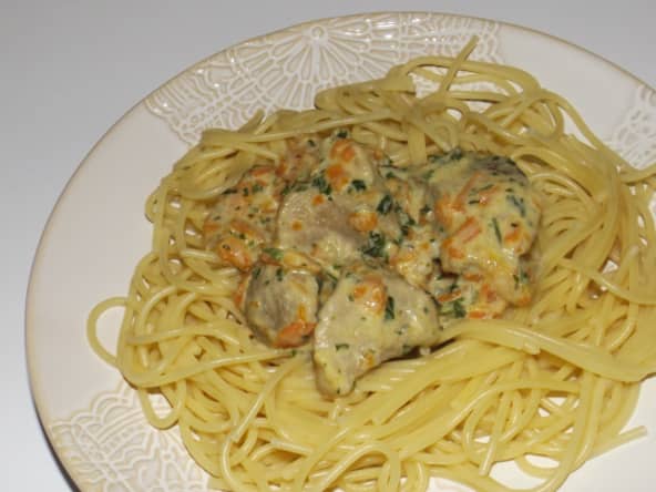 Délicieux sauté de porc aux carottes à l’ail et au persil