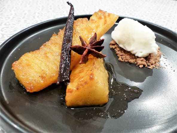 Ananas caramélisé aux épices et son sorbet au yaourt grec