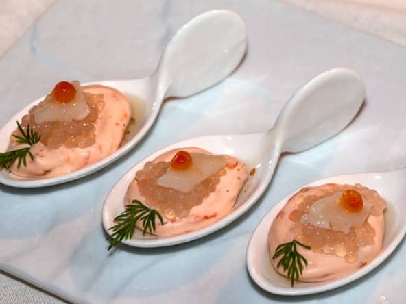 Cuillères aux perles du Japon, gélifié de Yuzu, mousse de corail de noix de St-Jacques, agar agar