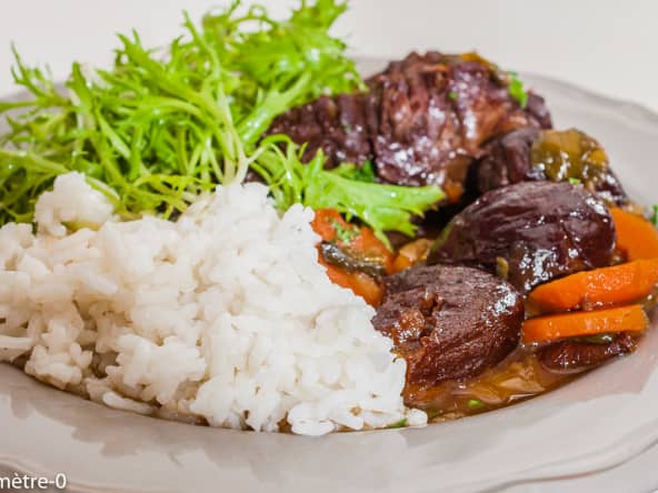 Joues de bœuf aux pruneaux et aux dattes
