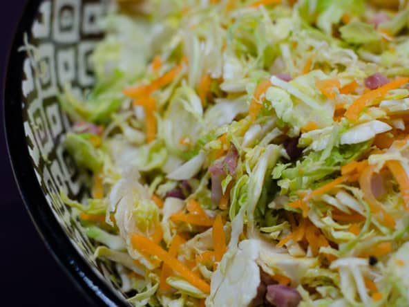 Salade de saison aux choux de Bruxelles, carottes, lardons et noix