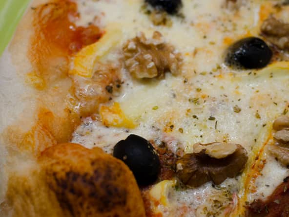 Pizza au reblochon, aux olives et aux noix
