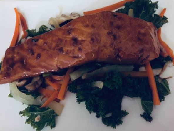 Pavé de saumon laqué, légumes sautés : chou kalé, champignons, carottes et daïkon