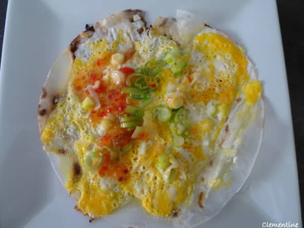 Feuille de riz garnie d'un oeuf, oignon de printemps et sauce chili