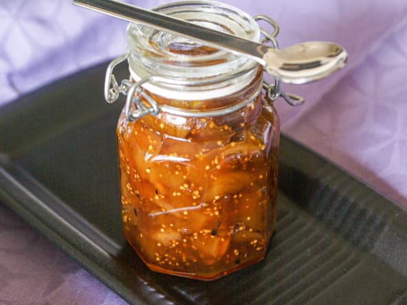 Chutney de figues dans un petit pot en verre