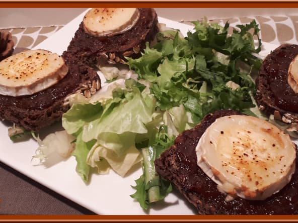 Toasts aux confit d'oignon et chèvre