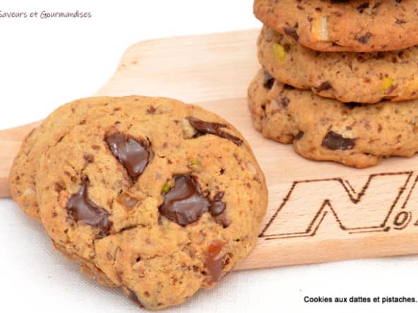 Cookies aux dattes, chocolat et pistaches.